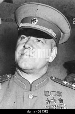 Testa e spalle fotografia del maresciallo sovietico Georgy Zhukov (1896-1974). Foto Stock