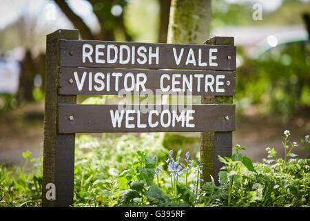 Reddish Stockport Vale Country Park benvenuto firmare post di legno di destinazione il centro visitatori di puntamento toilette Foto Stock