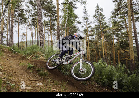 Rider su una bicicletta scendendo per la montagna ad alta velocità durante la coppa Ryder "' in discesa Foto Stock