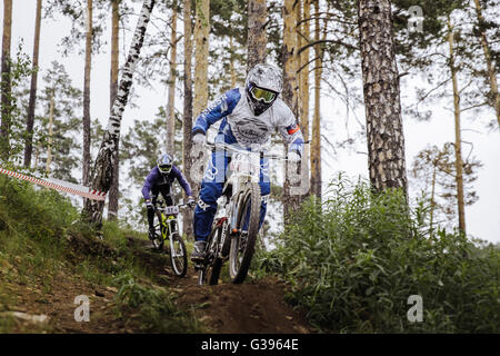 La rivalità tra i due atleti mountain bike sulla via durante la coppa Ryder "' in discesa Foto Stock