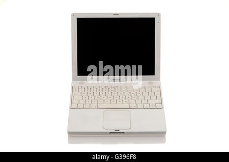 Apple iBook G4 / laptop computer lap top con trackpad di scorrimento / trackpad / track pad, schermo vuoto e tastiera. Foto Stock