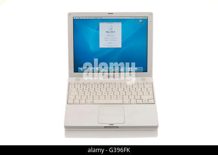 Apple iBook G4 / laptop computer lap top con trackpad di scorrimento / trackpad / track pad, ' informazioni su questo Mac ' schermo e tastiera. Foto Stock