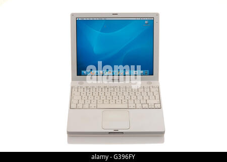 Apple iBook G4 / laptop computer lap top con trackpad di scorrimento / trackpad / track pad, schermata home & tastiera. Foto Stock