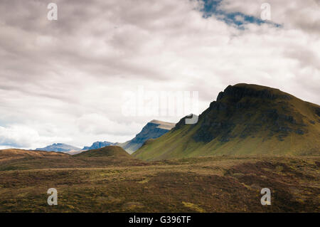 Una fotografia guardando verso sud lungo il Trotternish Ridge scarpata sull'Isola di Skye in Scozia. Foto Stock