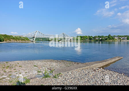 Connel Bridge Spanning Loch Etive a Connel con cadute di Lora sotto e il vecchio molo del traghetto a nord Connel Scozia Scotland Foto Stock