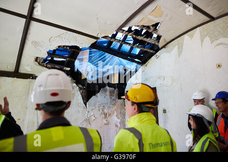 Wythenshawe Hall fire danneggiato del XVI secolo legno medievali con cornice storica casa e ex casa padronale a Wythenshawe Park, M Foto Stock