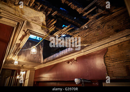 Wythenshawe Hall fire danneggiato del XVI secolo legno medievali con cornice storica casa e ex casa padronale a Wythenshawe Park, M Foto Stock