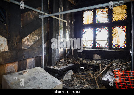 Wythenshawe Hall fire danneggiato del XVI secolo legno medievali con cornice storica casa e ex casa padronale a Wythenshawe Park, M Foto Stock