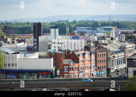 Stockport Merseyway shopping centro città Chester gate a6 vista strada al di là degli alberi Foto Stock