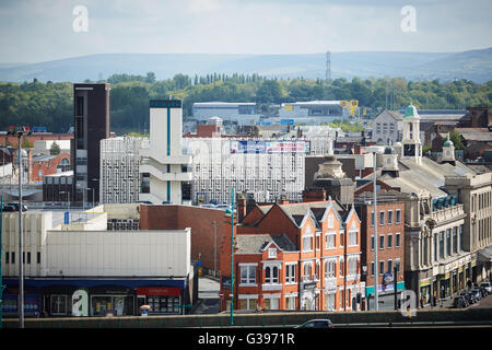 Stockport Merseyway shopping centro città Chester gate a6 vista strada al di là degli alberi Foto Stock