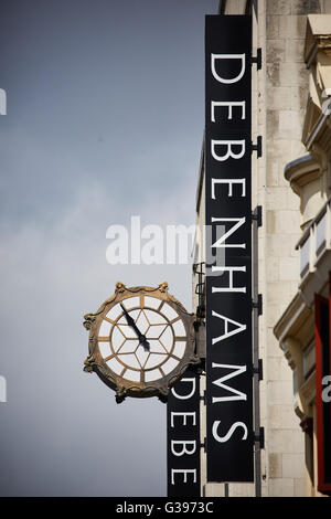 Debenhams nel Rylands Costruzione di una Grade II 2 edifici Market Street Manchester, close up di segni e di clock sull'esterno Foto Stock