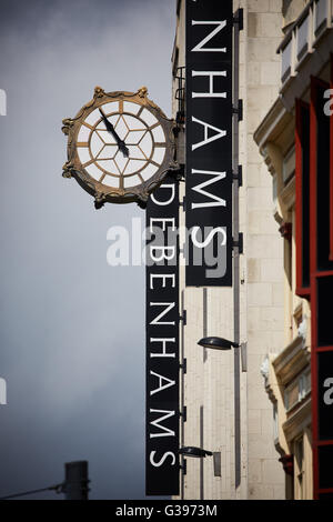 Debenhams nel Rylands Costruzione di una Grade II 2 edifici Market Street Manchester, close up di segni e di clock sull'esterno Foto Stock