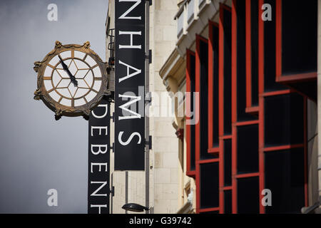 Debenhams nel Rylands Costruzione di una Grade II 2 edifici Market Street Manchester, close up di segni e di clock sull'esterno Foto Stock