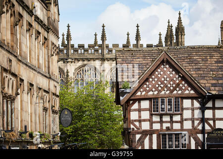 Shambles Square è una piazza di Manchester, Inghilterra, creato nel 1999 intorno al vecchio ricostruito Wellington Inn e del Sinclair Oyster Foto Stock