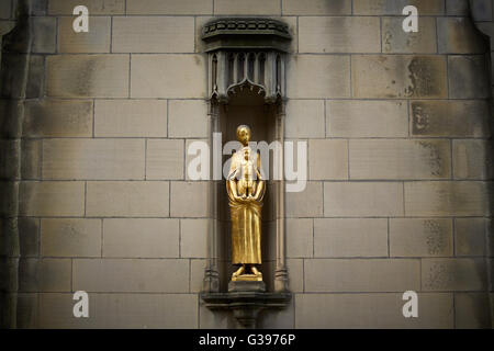 Dettagli sull'esterno della Cattedrale di Manchester il Lancashire Madonna alla Cattedrale di Manchester sul colore oro questo statu dorato Foto Stock