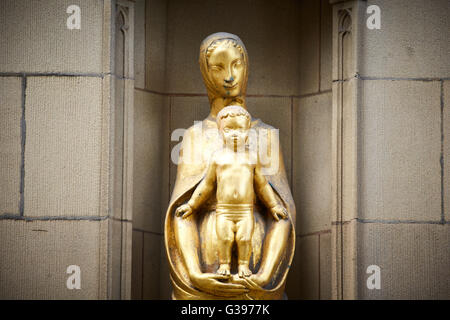 Dettagli sull'esterno della Cattedrale di Manchester il Lancashire Madonna alla Cattedrale di Manchester sul colore oro questo statu dorato Foto Stock