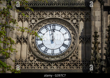 Cattedrale di Manchester orologio Cattedrale di Manchester, formalmente la cattedrale e la Chiesa Collegiata di Santa Maria, St Denys e St Foto Stock