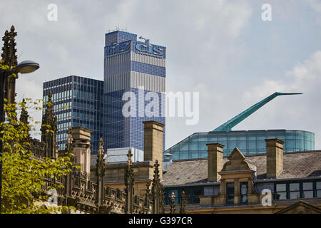 Coop CIS tower incorniciato da ufficio Urbis grattacielo su Miller Street Manchester, Inghilterra. completato nel 1962 387 piedi heightGra Foto Stock