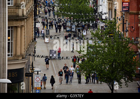 King Street Manchester negozi affollati King Street è una delle più importanti arterie del centro della città di Manchester, Inghilterra. Fo Foto Stock