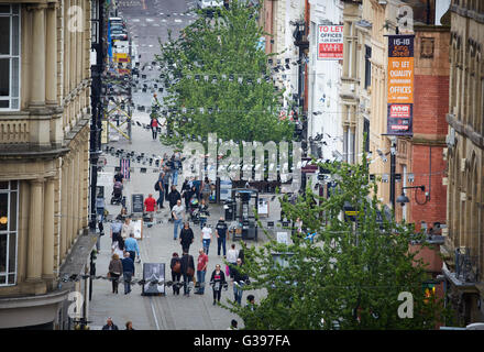 King Street Manchester negozi affollati King Street è una delle più importanti arterie del centro della città di Manchester, Inghilterra. Fo Foto Stock