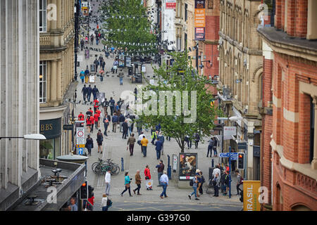 King Street Manchester negozi affollati King Street è una delle più importanti arterie del centro della città di Manchester, Inghilterra. Fo Foto Stock