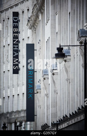 Debenhams nel Rylands Costruzione di una Grade II 2 edifici Market Street Manchester, close up di segni e di clock sull'esterno Foto Stock