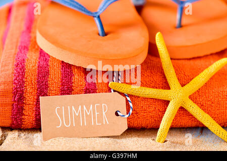 Primo piano di una carta marrone etichetta con la parola estate scritto in esso, una stella gialla e una coppia di orange flip-flop su un orang Foto Stock