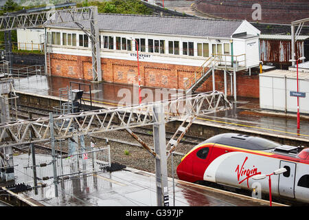 Stockport stazione ferroviaria Alstom Classe 390 Pendolino electric treno ad alta velocità azionata da Virgin treni diretti per Londra Euston Foto Stock