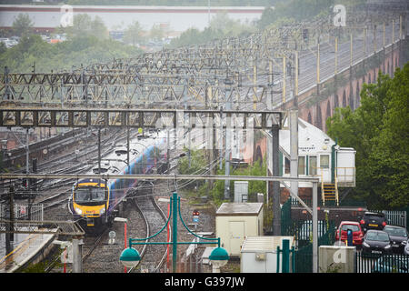 Avvicinando Stockport stazione ferroviaria Foto Stock