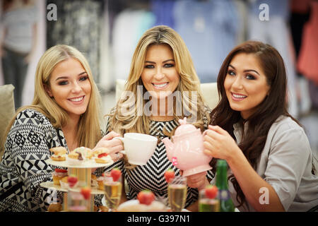 Real Casa-mogli di Cheshire l'alba Ward con le figlie Taylor (bionda) e Darby (bruna) in Darby ad un tea party Foto Stock