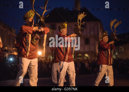 Thaxted Morris Weekend-una riunione degli Stati club dell'anello di Morris ospitato da Thaxted Morris uomini. 4-5 maggio 2016, Thaxted Essex Inghilterra,UK.visto qui il Thaxted Morris uomini eseguono l'Abbots Bromley Horn ballare la musica del Wheelright Robinson melodia suonata da un lone fiddle player attraverso Town Street in Thaxted a tarda sera dopo 20 Morris 'Side's" ha trascorso la giornata touring paesini e villaggi nel nord-ovest dell' Essex, Inghilterra. Foto Stock