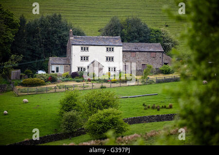 Agriturismo Derbyshire Bella fattoria in pietra edificio piuttosto posh bella e pulita ordinata tra Hayfield e chinley borgo alto il segnale di PEA Foto Stock