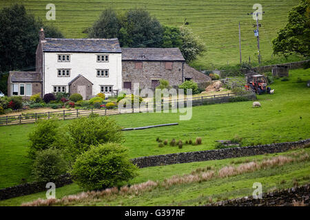 Agriturismo Derbyshire Bella fattoria in pietra edificio piuttosto posh bella e pulita ordinata tra Hayfield e chinley borgo alto il segnale di PEA Foto Stock