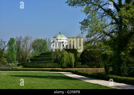 Querini parco pubblico nel centro di Vicenza con neoclassico tempio rotondo, costruito nel 1820 Foto Stock