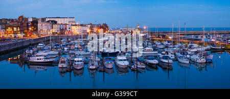 Vista panoramica della Royal Harbour Marina a Ramsgate al crepuscolo. Foto Stock