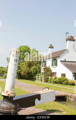 Bloccare i detentori cottage sul Grand Union Canal a lunga Itchington, Warwickshire, Inghilterra, Regno Unito Foto Stock