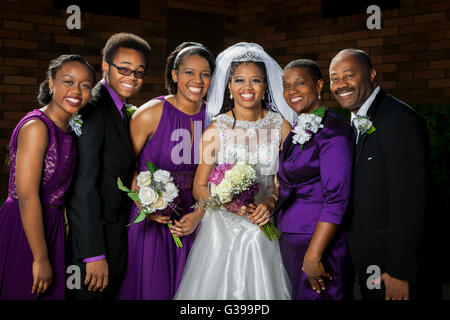 Una bella americano africano sposa in posa per una foto con la sua famiglia prima del suo matrimonio. Foto Stock