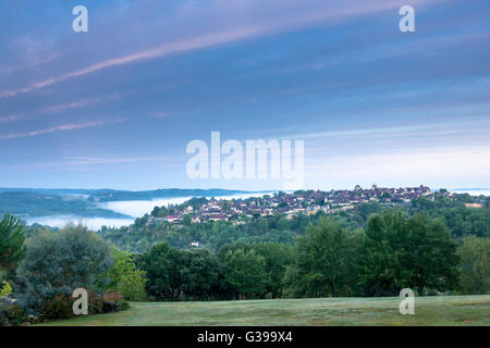 Villaggio di Domme all'alba Perigord Noir Dordogne Francia Foto Stock