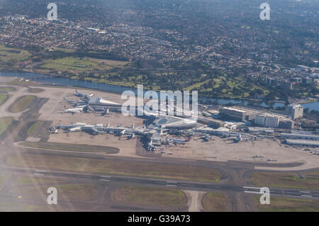 Dall'Aeroporto di Sydney vista da un aereo finestra, volando sopra la pista di atterraggio dell'aereo del terminale Foto Stock