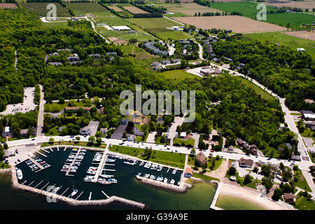 Vista aerea della sorella Bay, Door County, Wisconsin; al Johnson's Ristorante svedese può essere visto nella porzione centrale inferiore del th Foto Stock