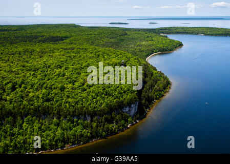 Vista aerea di Eagle Bluff e l'Aquila Bluff Tower, penisola parco statale, Door County, Wisconsin, tra le città di pesce Cr Foto Stock