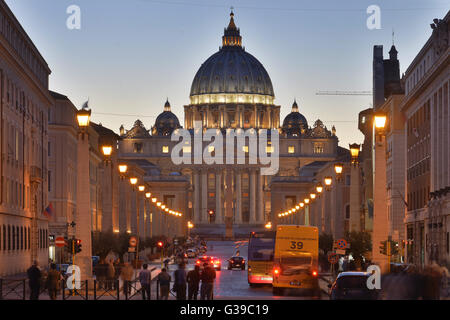 Petersdom, in Via della Conciliazione, Vatikanstadt Foto Stock