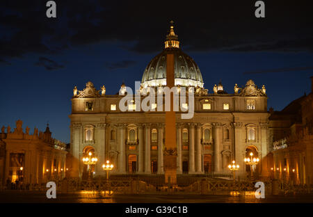 Petersdom, Petersplatz, Vatikanstadt Foto Stock