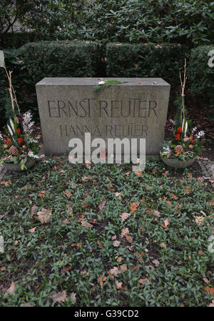 Grab, Ernst Reuter, Waldfriedhof, Potsdamer Chaussee, Zehlendorf, Berlino, Deutschland Foto Stock