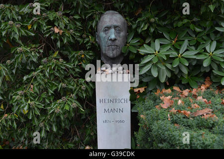 Grab, Heinrich Mann, Dorotheenstaedtischer Friedhof, Chausseestrasse, nel quartiere Mitte di Berlino, Deutschland / Dorotheenstädtischer Friedhof Foto Stock