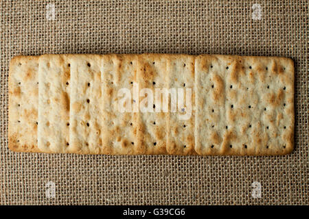 Crackers disposti in linea Foto Stock