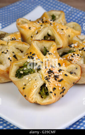 Pasta sfoglia con spinaci e ricotta su tavola Foto Stock