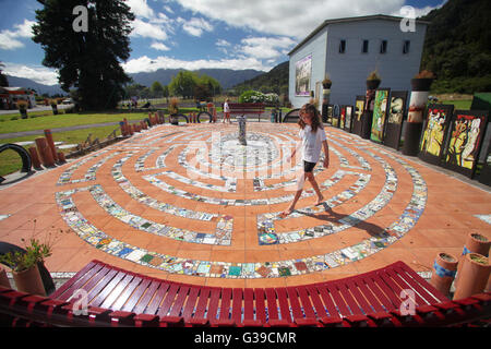 Giovane ragazza e ragazzo camminando sul mosaico a labirinto Harihari Foto Stock