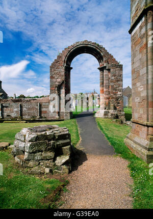 Coldingham priorato benedettino, Berwickshire, guardando il WNW: base a colonna (L) di S del transetto c13th priory chiesa con arco a S del corridoio della navata. Foto Stock