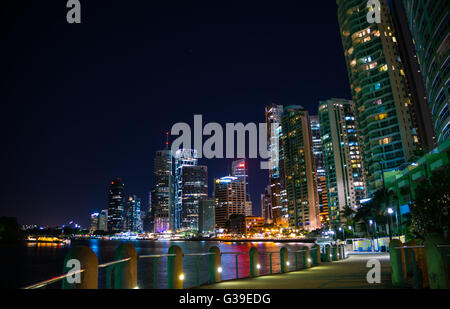 Camminare lungo la passeggiata a mare di Brisbane in Australia alla ricerca di tutta la città. Bel colore acqua riflessioni Foto Stock